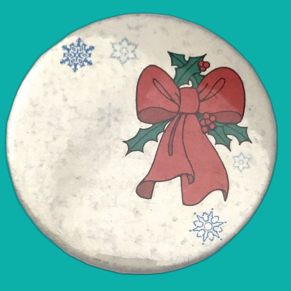 Pin Button Red Green White Vintage Christmas Snowflakes Festive Collectible